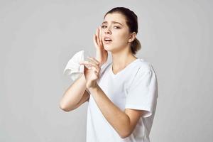 mulher dentro branco camiseta lenço frio saúde problemas foto