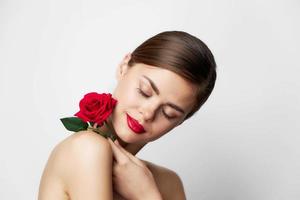 retrato do mulher com rosa olhos fechadas vermelho lábios foto