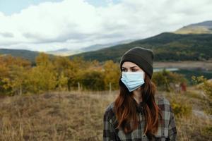 fêmea retrato médico mascarar outono seco Relva montanhas foto