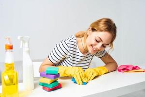 limpeza senhora dentro borracha luvas esponja detergente interior trabalhos às casa foto