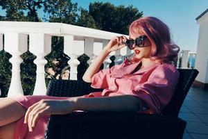 elegante mulher em a terraço verão dia foto