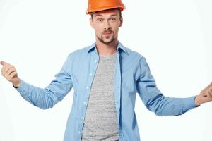 homem dentro construção uniforme profissional trabalho isolado fundo foto