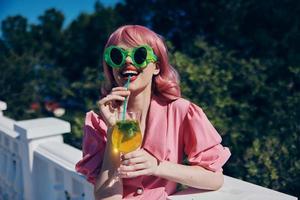 elegante mulher felicidade período de férias ensolarado verão coquetel bebendo álcool foto