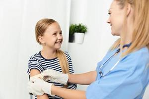 engraçado menina tratamento gesso hospital Cuidado e saúde foto