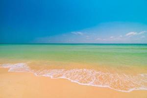 lindo paraíso tropical praia e mar foto