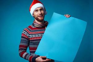 emocional homem dentro uma santa chapéu segurando uma bandeira feriado isolado fundo foto