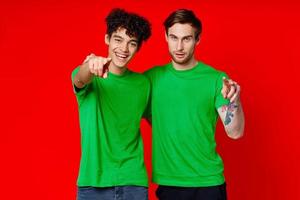 dois alegre amigos abraço verde Camisetas emoções foto