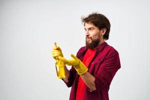 emocional homem vestindo borracha luvas detergente limpeza tarefas domésticas cortada Visão foto