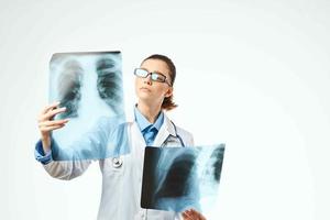 bonita mulher dentro branco casaco raio X diagnóstico exame foto