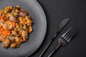 delicioso cozido frango moela com cenouras e tomate foto