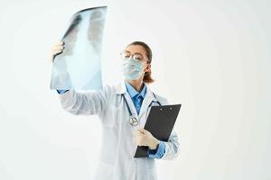 fêmea médico dentro médico mascarar raio X hospital exame foto