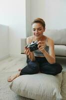 feliz sorrir mulher segurando a velho Câmera e levando As fotos do ela mesma Como uma final de semana fotógrafo dentro casa roupas com uma curto corte de cabelo cabelo sem filtros em uma branco fundo, livre cópia de espaço