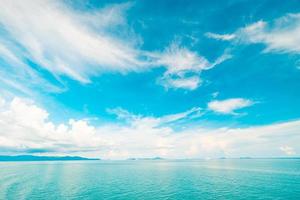 linda nuvem branca no céu azul sobre o mar foto