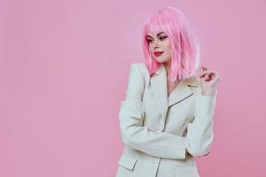 jovem mulher dentro branco blazer Rosa cabelo glamour cosméticos Rosa fundo inalterado foto