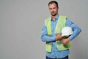 homem dentro branco capacete plantas construtor luz fundo foto