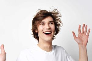 despenteado cabelo cara branco camiseta estúdio estilo de vida foto