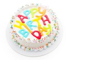 bolo de feliz aniversário isolado no fundo branco foto