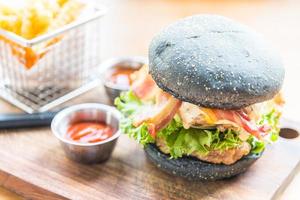 hambúrguer com pão preto foto