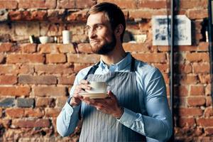 engraçado masculino garçom café copo restaurante serviço profissional foto