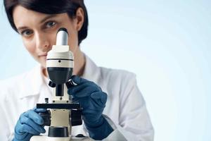 mulher dentro branco casaco microscópio pesquisa diagnóstico profissionais foto