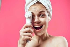 mulher com toalha em cabeça limpeza pele terapia cosméticos tecnologia foto