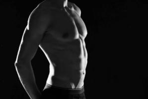 Atlético homem com uma bombeado corpo Preto e branco foto masculino exercício