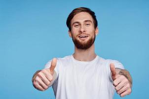 alegre homem dentro uma branco camiseta gesticulando com dele mãos moda moderno estilo foto