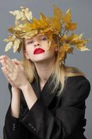 glamouroso mulher dourado folhas guirlanda Preto blazer vermelho lábios isolado fundo foto