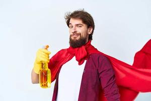 alegre masculino limpador profissional vermelho capa de chuva tarefas domésticas estilo de vida luz fundo foto