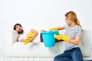 casado casal dentro a quarto fazendo tarefas domésticas estilo de vida Serviços foto