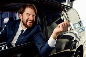 emocional homem dirigindo uma carro viagem luxo estilo de vida sucesso foto