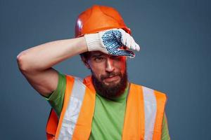 uma homem dentro laranja pintar. Difícil trabalhos do uma construtor foto