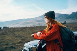 mulher caminhante viagem mochila carro montanhas panorama foto