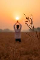 ioga ao nascer do sol na fazenda