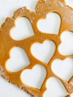 a processo do cozinhando coração biscoitos. topo Visão cru foto