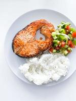 saudável equilibrado refeição almoço prato - cozido salmão foto