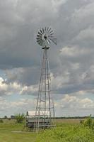 trabalhando moinho de vento contra a céu foto