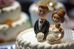 noiva e noivo em topo do bolo ou bonecas em topo do bolo. nostalgia e recordações do uma Boa feliz casamento foto