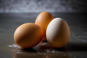 frango ovos, Castanho e branco ovos em uma mesa. ovos pronto para estar usava com farinha e trigo dentro receita em a mesa. tipos do ovos usava dentro bolo preparação e vários receitas. foto