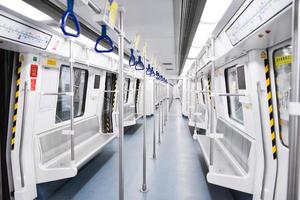 Shenzhen, China - abril 09, 2017-o interior do metrô trem. a metrô ou subterrâneo sistema para a cidade do Shenzhen dentro guangdong província, China em abril 09, 2017. foto