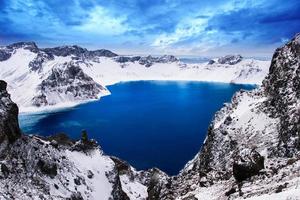 a lindo lago dentro a inverno do chang bai monte, jilin província, China foto