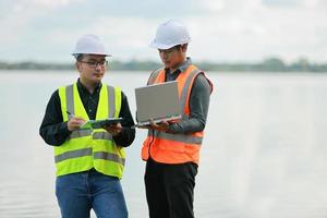 de Meio Ambiente engenheiros trabalhos às água fonte para Verifica para contaminantes dentro água fontes e analisando água teste resultados para reutilizar.mundo meio Ambiente dia conceito. foto