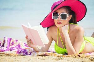 linda garota asiática feliz e relaxada nas férias de verão foto