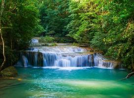 cachoeira erawan na floresta tropical foto