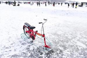 harbin, China - jan 18, 2017-pessoas caminhando em a congeladas Songhua rio e lá estão muitos Atividades. janeiro 18, 2017 dentro Harbin cidade, heilongjiang, China. foto