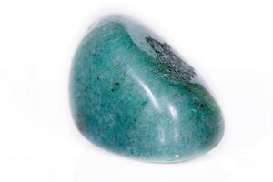 pedra mineral macro aventurina verde sobre fundo branco foto