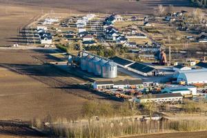 aéreo panorâmico Visão em agroindustrial complexo com silos e grão secagem linha foto