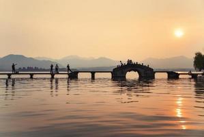 lindo Hangzhou dentro pôr do sol, antigo pavilhão silhueta em a oeste lago, china foto