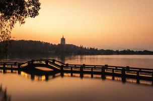 lindo Hangzhou dentro pôr do sol e antigo pavilhão foto