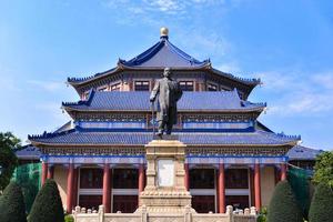 guangzou, China - abril 02, 2017-o Sol yat-sen memorial corredor é a em forma de octógono construção dentro guangzhou. Sol yat-sen estava uma revolucionário e político líder. foto